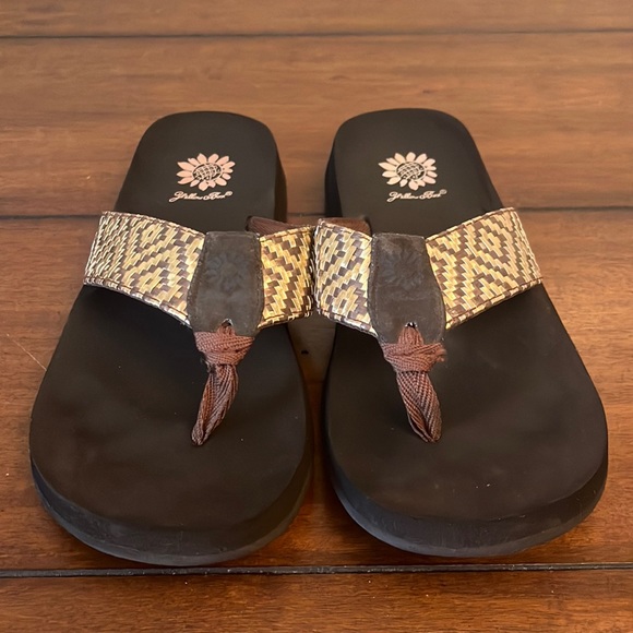 Yellow Box Flip Flops - Size 8 - Picture 1 of 6